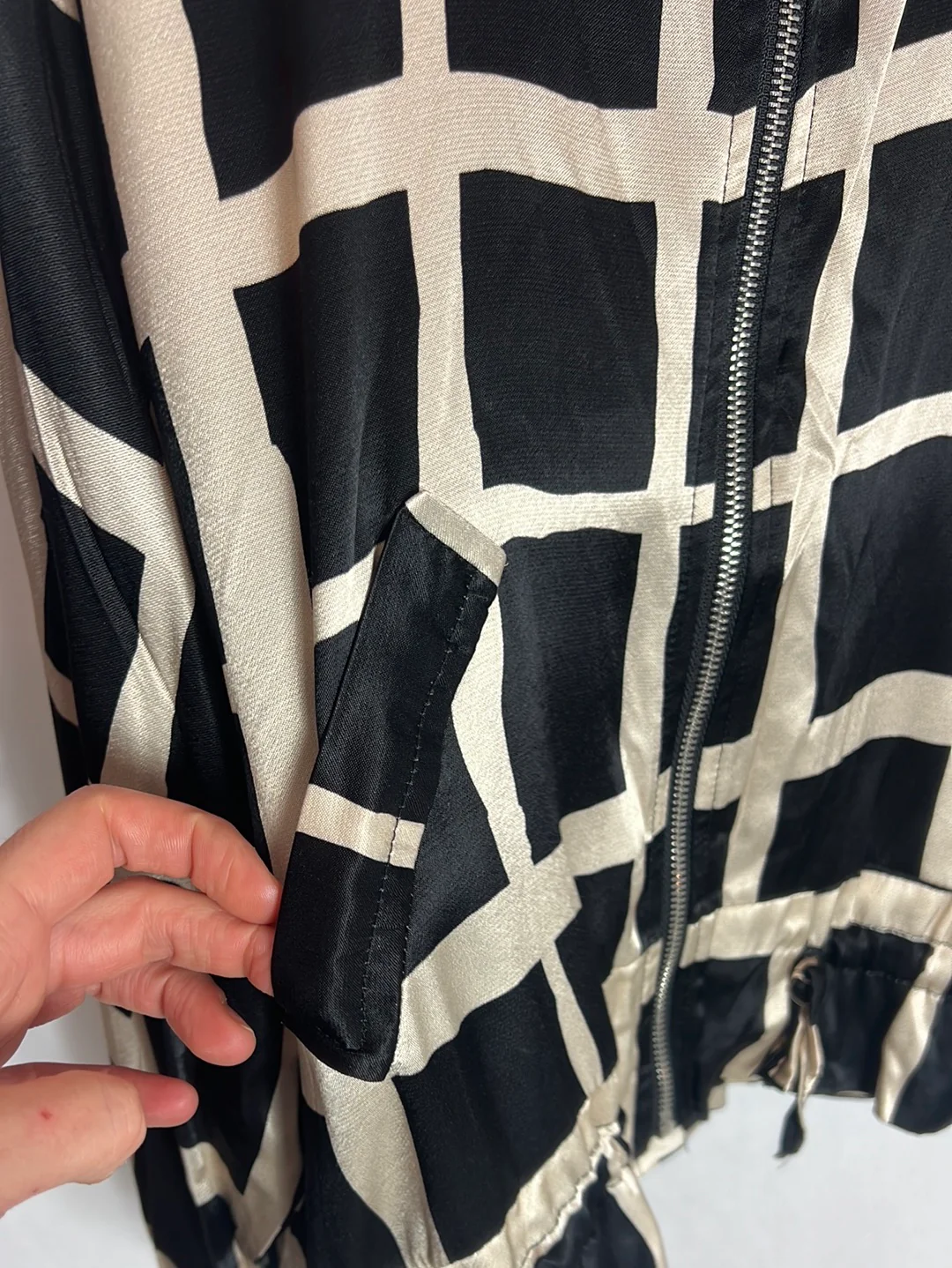 OTRAS. Bomber satinada estampado geométrico. T S/M - Imagen 5