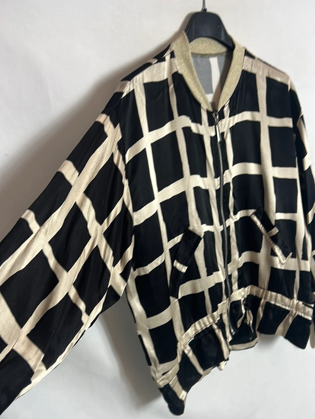OTRAS. Bomber satinada estampado geométrico. T S/M - Imagen 2