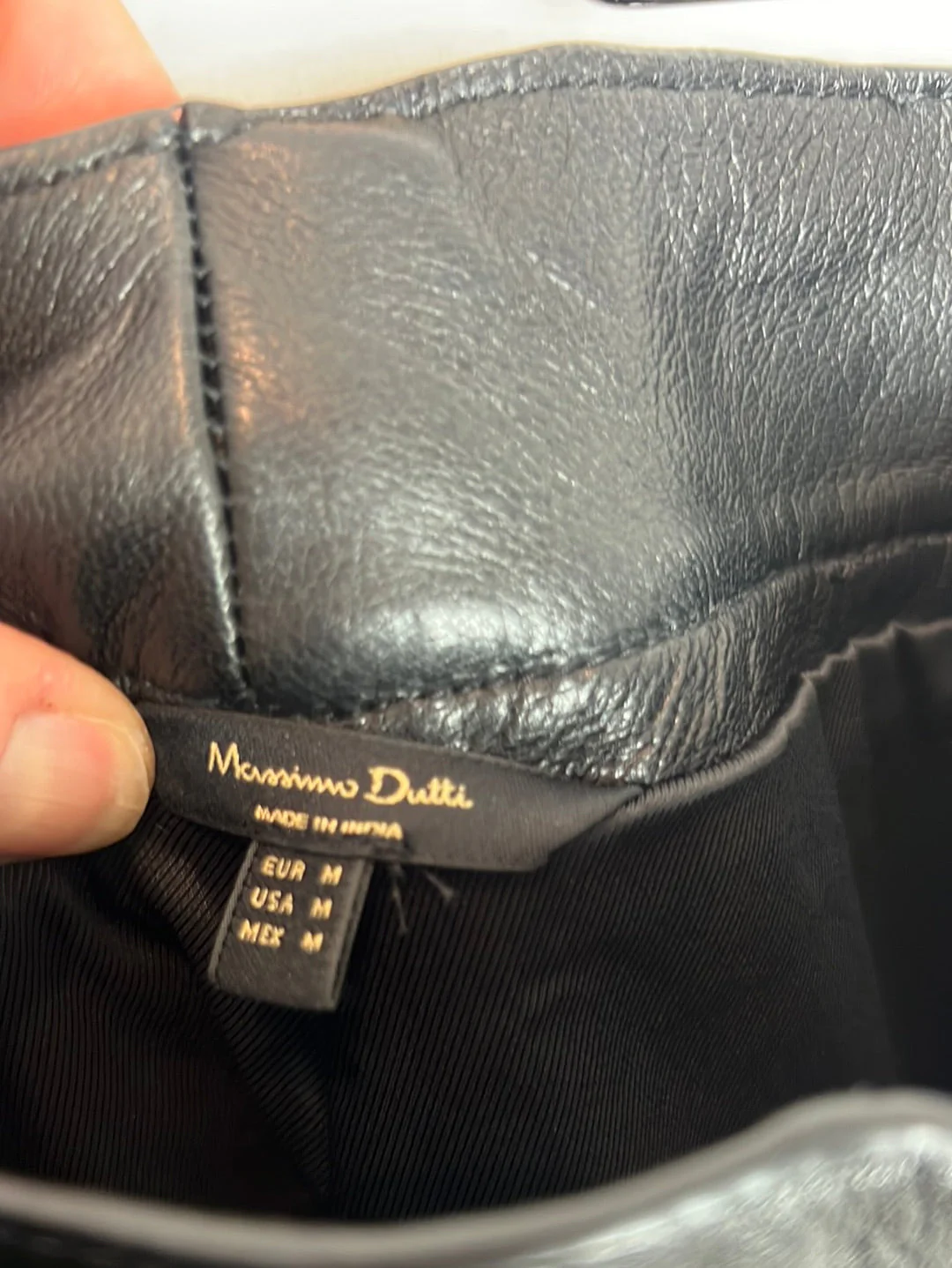 MASSIMO DUTTI. Pantalón negro costuras piel. T M - Imagen 3