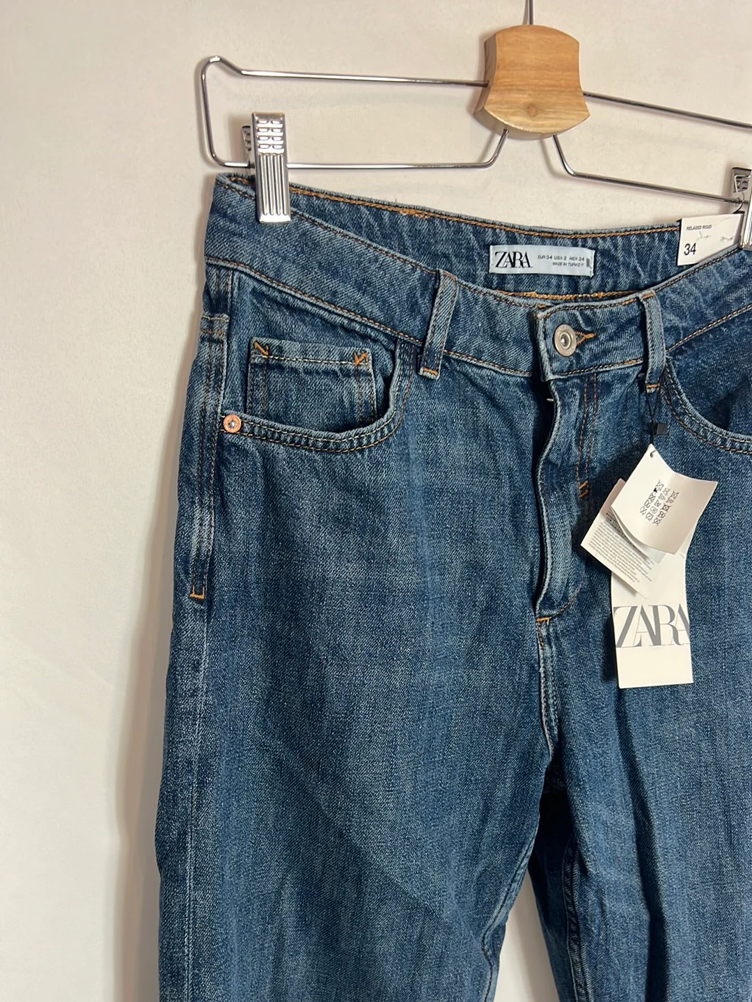 ZARA. Pantalón relaxed rigid T.34 - Imagen 2
