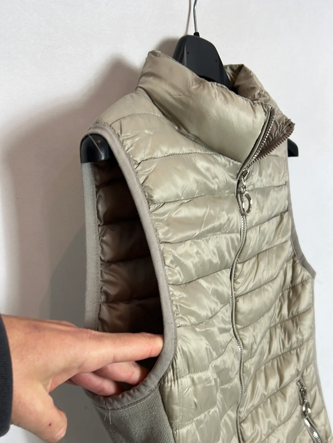 POMPOM. Plumas sin mangas beige. T M - Imagen 2