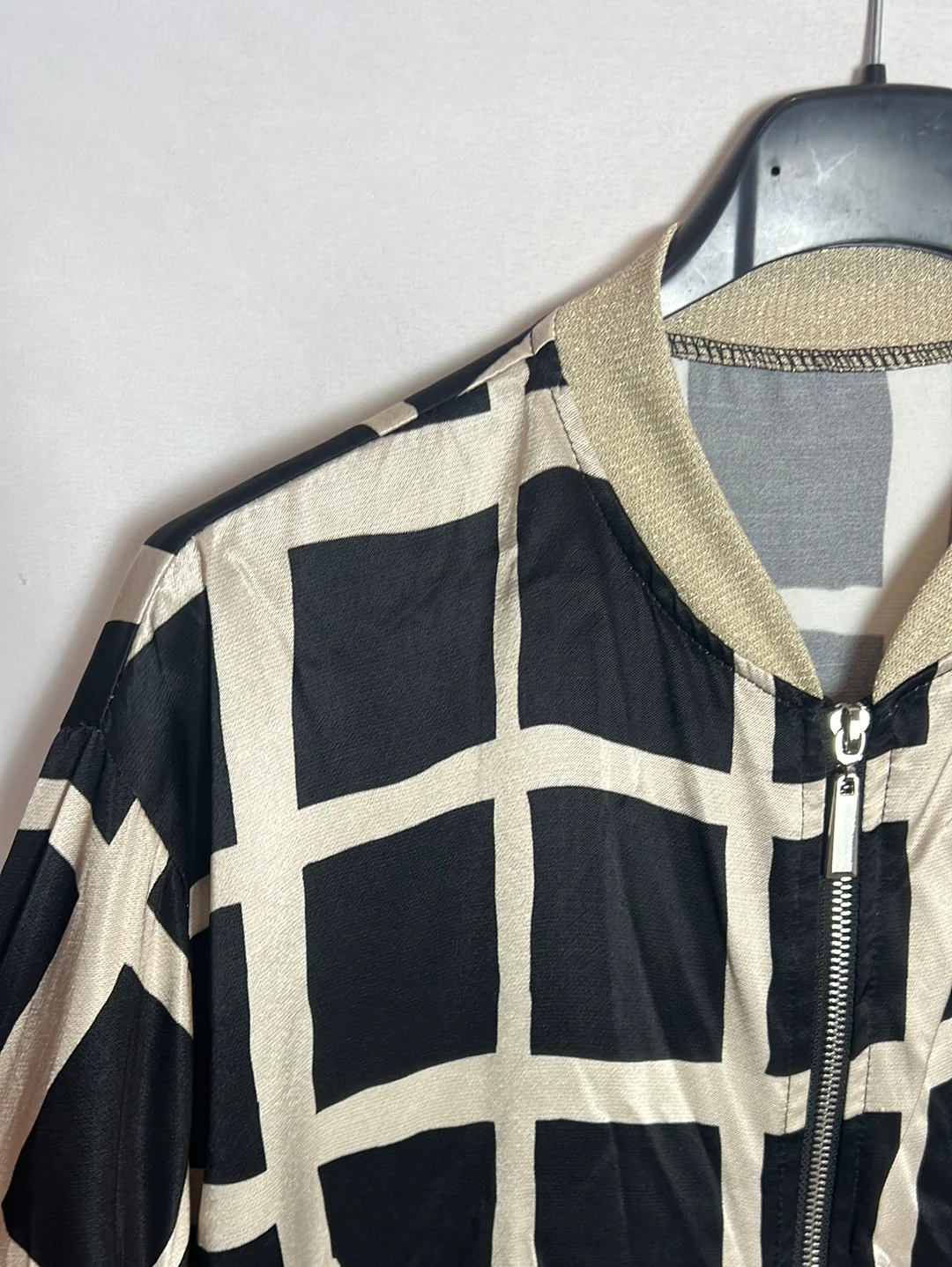 OTRAS. Bomber satinada estampado geométrico. T S/M - Imagen 4