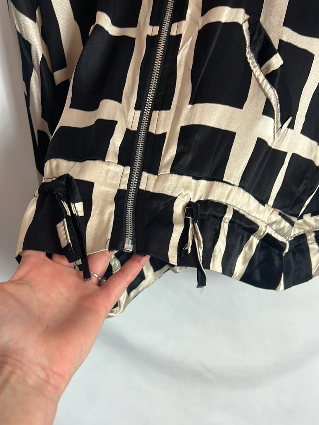 OTRAS. Bomber satinada estampado geométrico. T S/M - Imagen 3